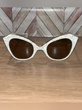 Shady character NYC pearly White Cat Eye Sunglasses vintage 70’s great condition